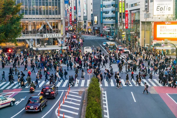 Tokyo, Japonya, 17 Kasım 2016: Shibuya Crossing, şehir sokak ile