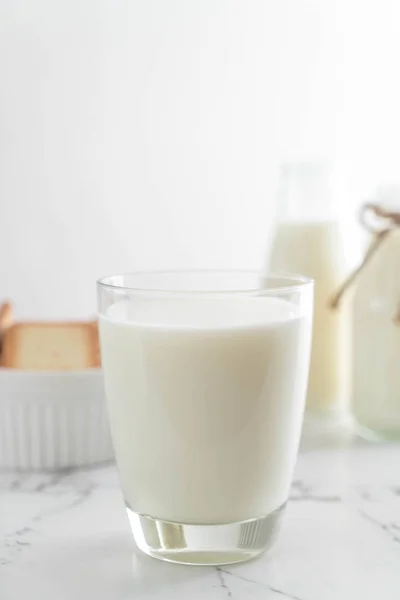 Vaso de leche fresca — Foto de Stock