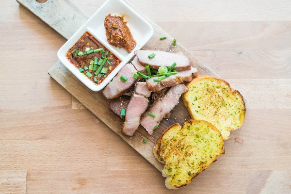 sarımsaklı ekmek ile kömür haşlanmış domuz eti boyun