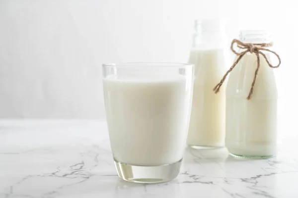 Vaso de leche fresca — Foto de Stock