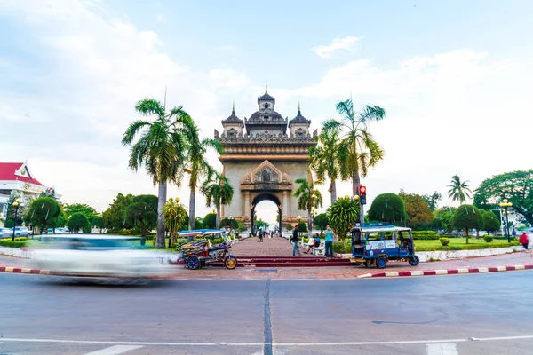 Vientiane, Laos - 12 de mayo de 2017: Monumento a Patuxay en Vientiane, L — Foto de Stock