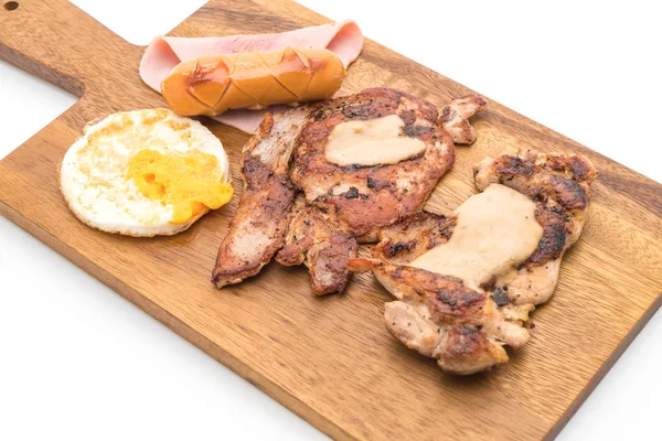 ahşap plaka üzerinde ızgara biftek mix