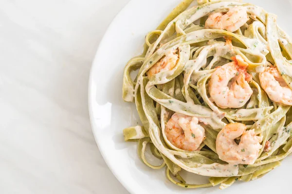 Pasta fettuccini de espinacas con camarones — Foto de Stock