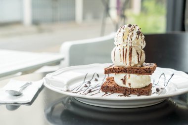 vanilyalı dondurma ile çikolatalı kek