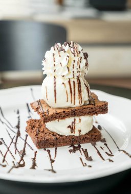 vanilyalı dondurma ile çikolatalı kek