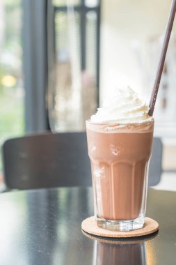 Kremalı çikolatalı milkshake.