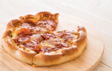 Ev yapımı biberli Pizza ahşap plaka üzerinde