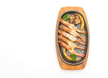 Sarımsaklı ve limonlu kızarmış karides.