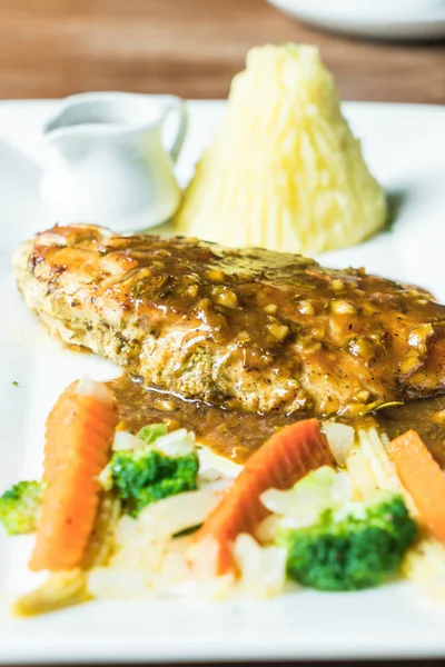 tavuk biftek patates püresi ile