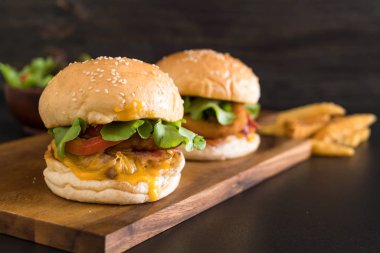 Ev yapımı taze lezzetli burger Close-Up 