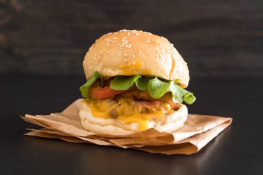 Ev yapımı taze lezzetli burger Close-Up 