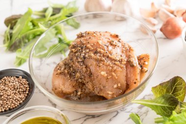 taze çiğ tavuk sos ile