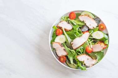 Karışık ızgara tavuk salatası