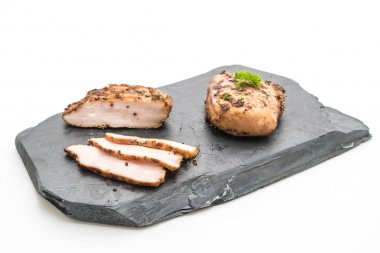 Kayrak plaka üzerinde ızgara tavuk fileto