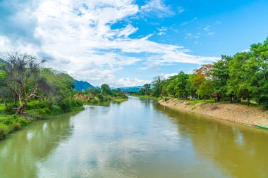 Vang Vieng, Laos nehirde Nam şarkı