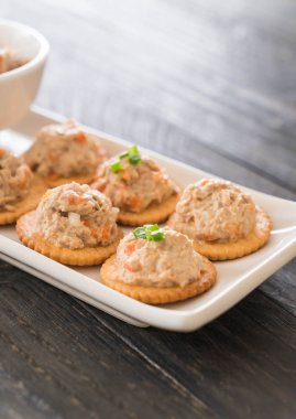 ton balıklı kraker ile yayıldı