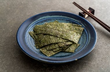 plaka üzerinde kurutulmuş yosun