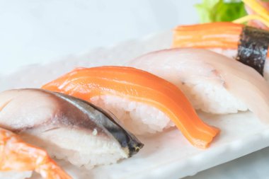 Ham ve taze nigiri suşi beyaz plaka 