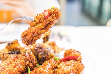 Baharatlı soslu kızarmış tavuk