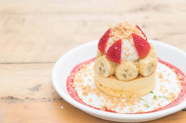 sıcak kek krem, çilek, muz ve tanımlama bilgisi ile harap 