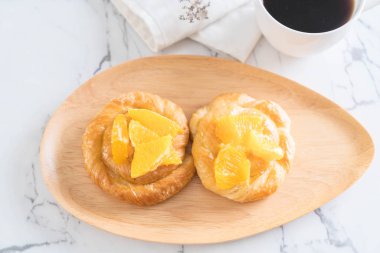 Turuncu pasta plaka üzerinde