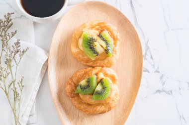 kivi pasta plaka üzerinde