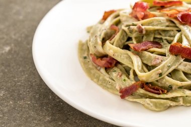 ıspanak fettuccini makarna pastırma ile