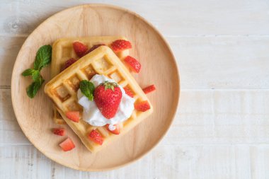 ahşap üzerine çilek ile waffle