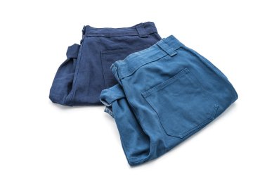 beyaz üzerine kısa pantolon