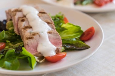 Tuna biftek salatası ile