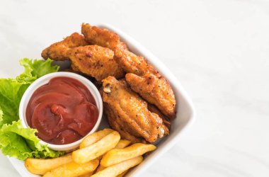 Kızarmış tavuk kanadı.