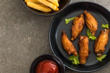 Kızarmış tavuk kanadı.