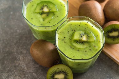 Sağlıklı taze kivi smoothie cam