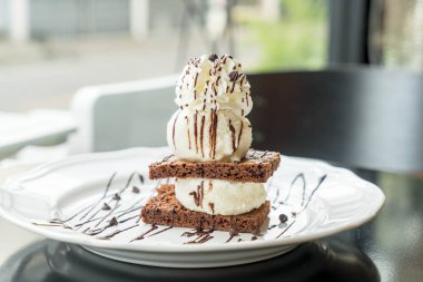 vanilyalı dondurma ile çikolatalı kek