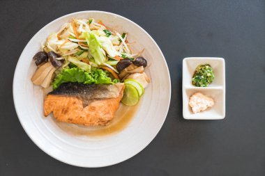 sebze ile kızarmış som balığı biftek