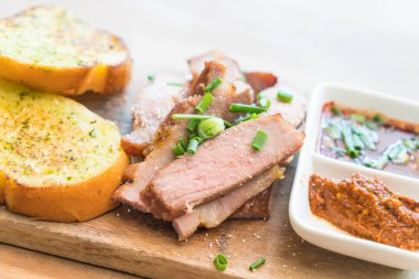 sarımsaklı ekmek ile kömür haşlanmış domuz eti boyun