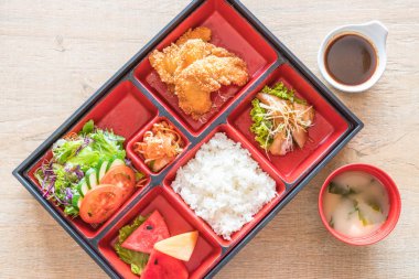 Kızarmış Balık bento koymak