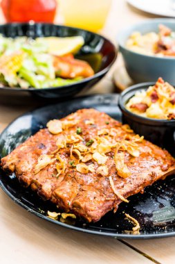 Izgara kaburga domuz barbekü sosu ile