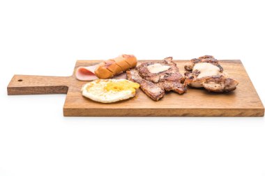 ahşap plaka üzerinde ızgara biftek mix