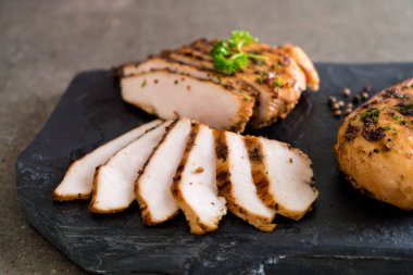 Izgara tavuk filetosu. 