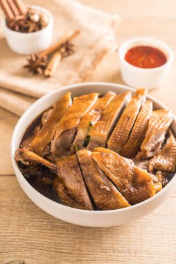 pot demlenmiş Ördek sosu ve ingradients ile