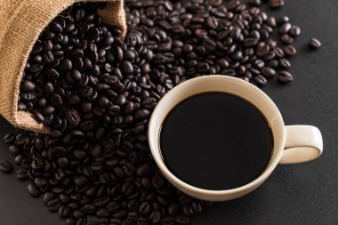 Kahve fincanı ve fasulye