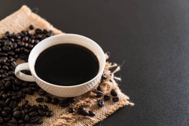 Kahve fincanı ve fasulye