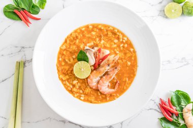 Karides çorbası baharatlı erişte
