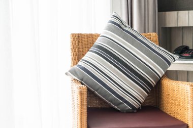 Kanepe oturma Interio dekorasyonda güzel lüks yastık