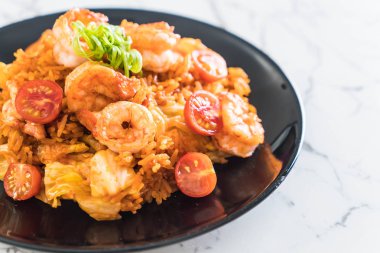 Kore baharatlı sos ve karides kızarmış pilav