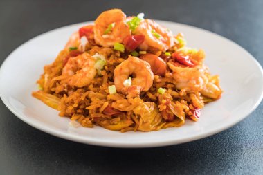 Kore baharatlı sos ve karides kızarmış pilav