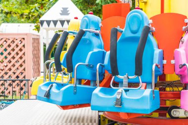 Renkli lunapark treni koltuk eğlence parkı 