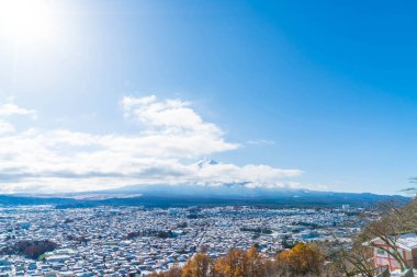 Kawaguchiko şehir manzarası ile kar 
