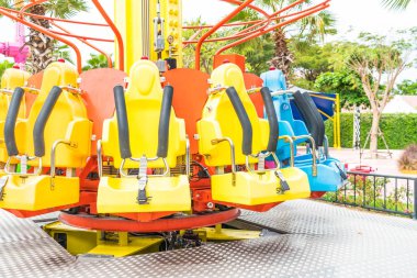 Renkli lunapark treni koltuk eğlence parkı 